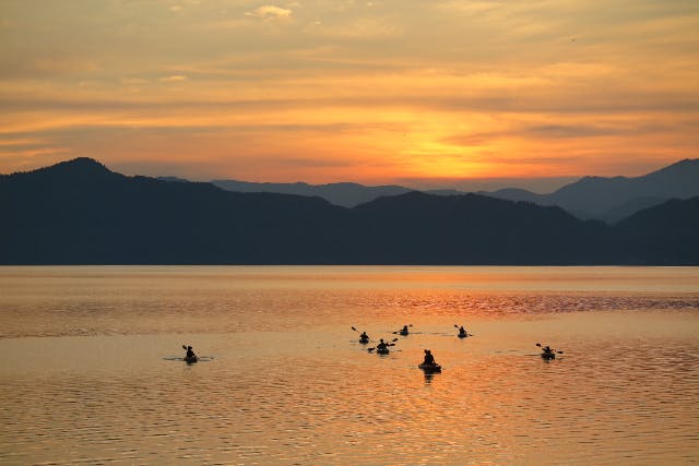 【夕方・サンセットツアー】田沢湖・瑠璃色の湖に沈む夕焼けを楽しもう