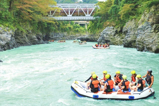 日本三大激流の富士川でラフティング！