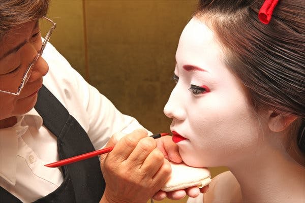 京都旅行の思い出に。エ・マーサで本格的な舞妓・芸妓変身を体験しませんか？