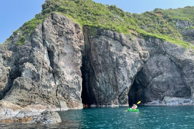 【鳥取・シーカヤック】山陰海岸ジオパークの海で探検カヤック！龍神洞アタックコース