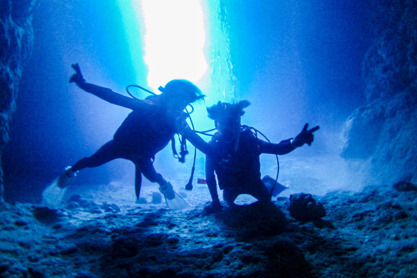 【沖縄・青の洞窟・ダイビング＆シュノーケリング】感動の青の洞窟セットプラン！GoPro水中写真＆餌付け