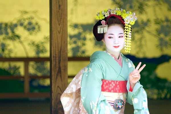 舞妓体験処「ゆめみる夢」は、本格派の技術で皆さまを美しく変身できます。