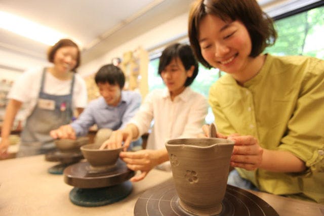 気さくなスタッフが丁寧にレクチャー。ロクロ体験☆初めてさんも安心して学べる教室です♪
