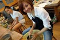 陶芸がはじめての方でも大歓迎！はじめての電動ろくろ陶芸体験を楽しみましょう。