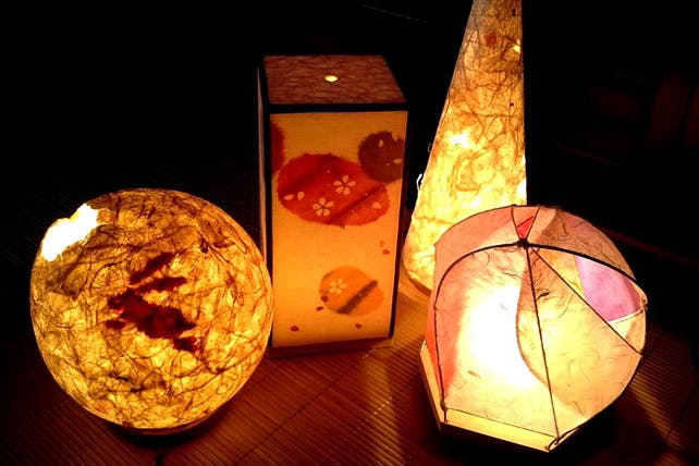 あかりデザイン工房では京都で和紙照明の手作り体験を行っています。