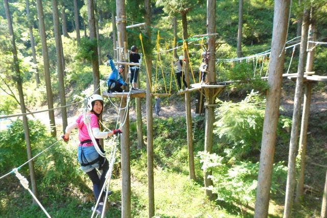 マウンテンライフ飛騨では、アスレチックを用いたアクティビティに参加できます。