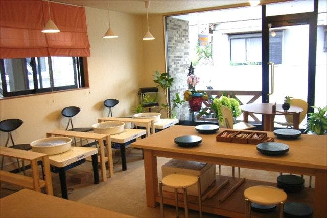 HoloHolo陶房は、カフェのようなおしゃれでモダンな陶芸教室です。
