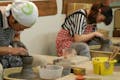 電動ろくろにも気軽に挑戦できます。陶芸家気分を味わいましょう！