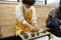 楽しく語らいながら、思いのままに制作してみましょう。※取手のある作品は制作できません。