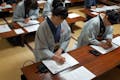 静かな環境で、お経を一心にうつし書き。不思議と平常心が宿るのを感じることができます。