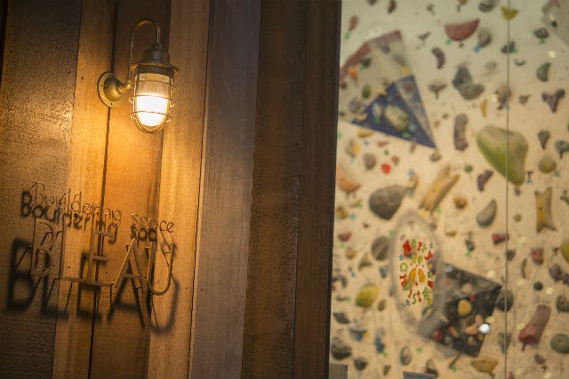 Bouldering space BLEAUは高円寺駅からほど近い青梅街道沿いにあります。