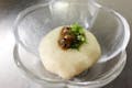お店で作っている自慢のお味噌「たぬきみそ」と薬味をのせていただきます。