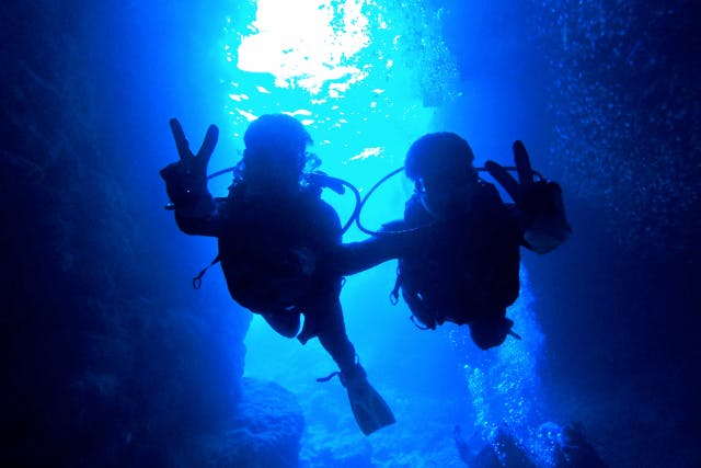 【沖縄・青の洞窟・お一人様専用貸切体験ダイビング】GoPro写真動画すぐ無料転送！無料タオル・サンダルレンタル☆当日予約・初心者大歓迎☆1グループガイド貸切♪レビュー高評価多数店♪
