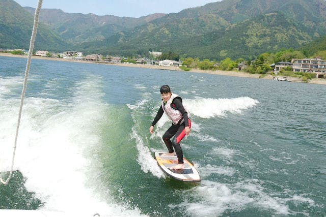 【山梨・河口湖・ウェイクサーフィン】丁寧でわかりやすい！9割が立てるようになるウェイクサーフィン体験