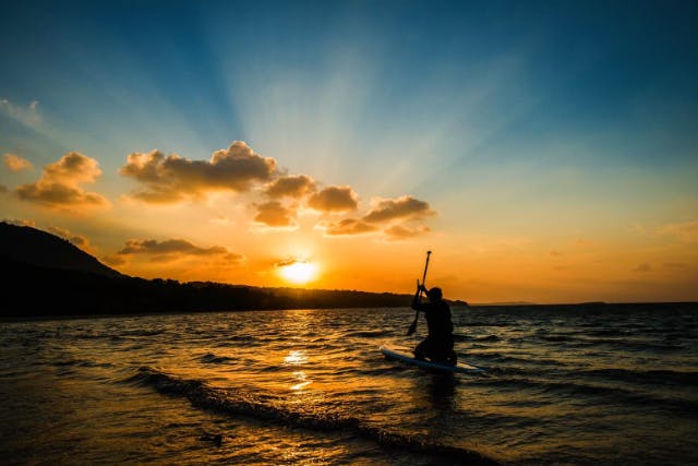 【沖縄・西表島・SUP】茜色の夕日に包まれる…選べるサンセットSUPorカヌーツアー（写真データ無料）