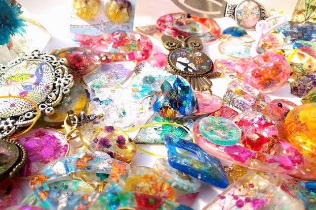 【三重・鈴鹿・手作り雑貨】UVレジン手作り体験 ♪ お花のアクセなど2個作れます